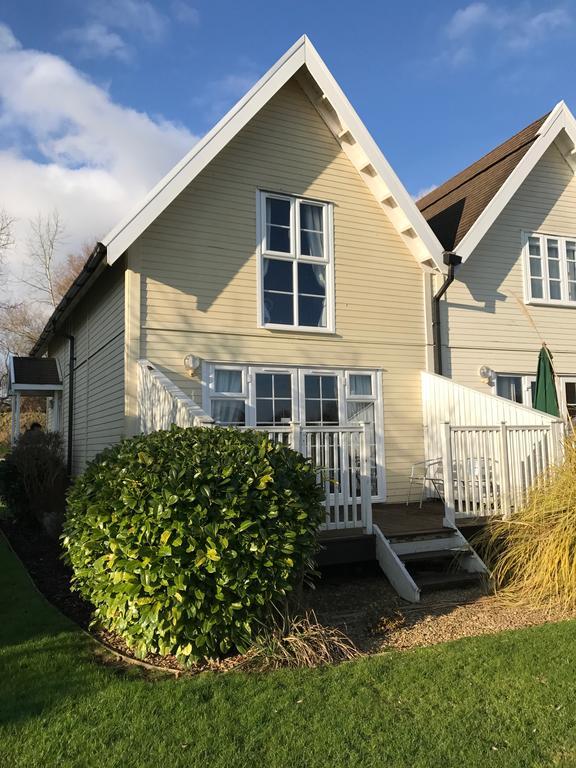 Luxury 3 Bed Home By The Lake South Cerney Kültér fotó